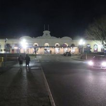 夜の駅舎です