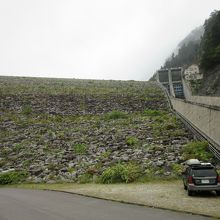 非常用洪水吐横に直登する階段が有ります