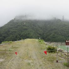 ダム堤体は一部分のみ開放
