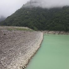 堤体の奥までは行けません