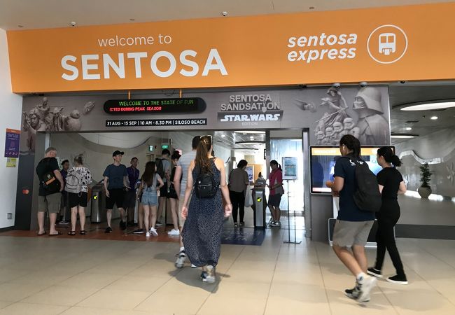 セントーサ島へ行くモノレールの駅