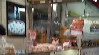 電車の中で食べる餃子とシュウマイを購入