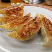 行列のできる餃子の人気店