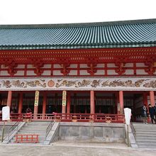 大極殿(外拝殿)の外観です。参拝する場所でもあります。