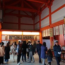 大極殿(外拝殿)の中です。ここで参拝します。立派です。