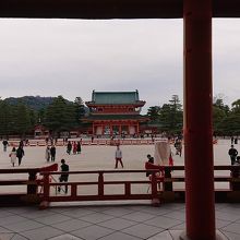 大極殿(外拝殿)の中から眺める平安神宮内の景色です。凄い。