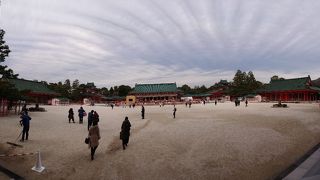 「平安神宮」内の応天門、外拝殿、白虎楼等、一つ一つの建築物が見応えがあります。パノラマで撮影すると凄い(*ﾟДﾟ*)