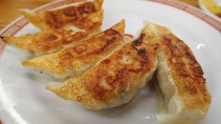 行列のできる餃子の人気店