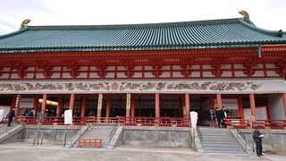 平安神宮の境内の奥にある外拝殿に当たる建物で参拝する場所。その外観と建物から眺める景色が素晴らしい♪