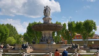 ミラボー通りの入り口に大きな噴水