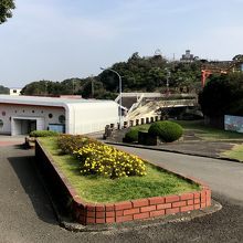 入園ゲートと遊園地