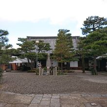 六道珍皇寺本堂と「六道の辻」中心付近に建つ三界萬霊供養搭です