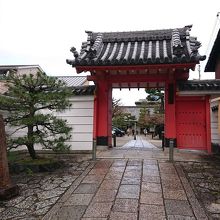 入口の六道珍皇寺山門と門前「六道の辻」の碑です。