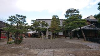 小野篁が冥界に通ったと伝わる井戸、この付近が「六道の辻」であると知られる御寺。(ノдヽ)