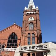「薬令市韓医薬博物館」の隣にあるのが記念博物館、今の第一教会は三一万歳運動の道を上がったところにあります