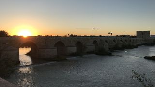 振り返れば朝日に染まるメスキータ！