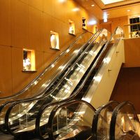 ロビーからエスカレーターで下に降りるとフロントです