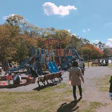 建物に隣接する遊び場