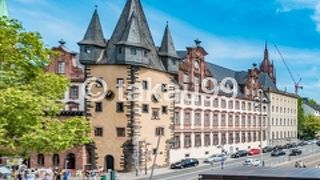 レーマー広場から鉄の橋へ行くときにこの道路を渡ります。