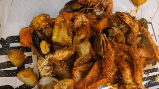 手掴みで食べるシーフード