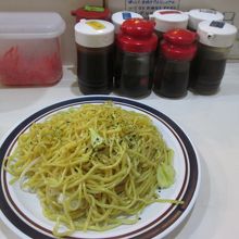 各種ソースで好みの味付けに