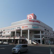 赤に白抜きのハトのマークがロゴになります