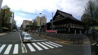 屋根が立派な豪華な木づくり