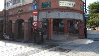 赤いレンガの街並み