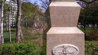 胸像もそんなに巨大でない