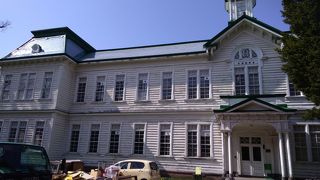 真っ白の西洋風建築様式の美しい建物