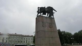 大公国の創始者と馬の像