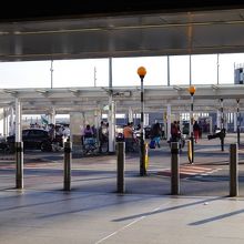 空港からバスへ乗ります。