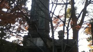 伊勢山皇大神宮の社殿の左側にある