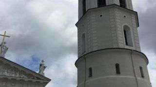 白い鐘楼が美しいが上がるにはお金がかかるようです