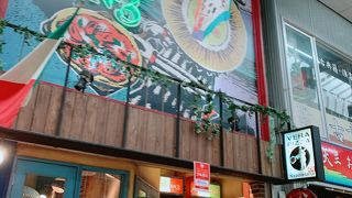 ナポリピザを食べる