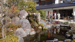 いくつかのお店が中にあります。