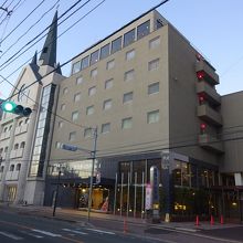 本館と、左隣のチャペル館。