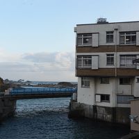 海の上に突き出し建物もあります。