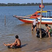 カンボジア人には人気の湖水浴場