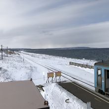 北浜駅では20分の停車。展望台から流氷が眺められます。