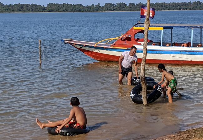 カンボジア人には人気の湖水浴場