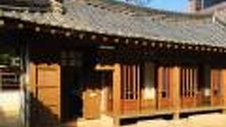 「李相和（イ　サンファ）古宅」と並ぶように残されています