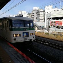 車両は特急踊り子15両(185系)