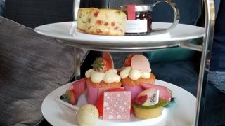 ピンクでポップなストロベリーアフタヌーンティー