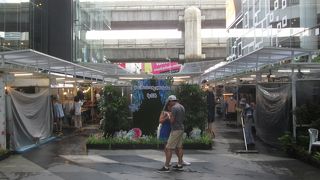 周辺のショッピングセンターとともに立ち寄る価値がある