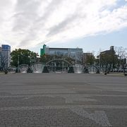 駅の横に大きな公園