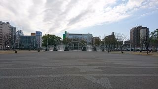 駅の横に大きな公園