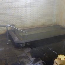 浴槽が深く、湯中のベンチに腰掛けるようになっています。