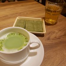 スーパーにて購入の生八つ橋　ラウンジにて