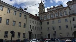 大学の見所は中にある聖ヨハネ教会と図書館だそうです